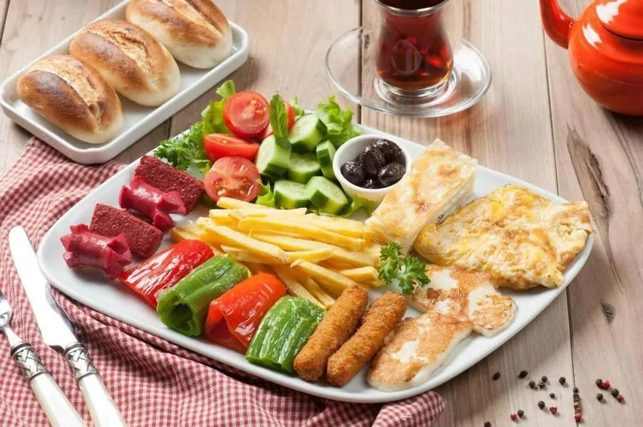 إفطار متنوع في Alya Suite Hotel