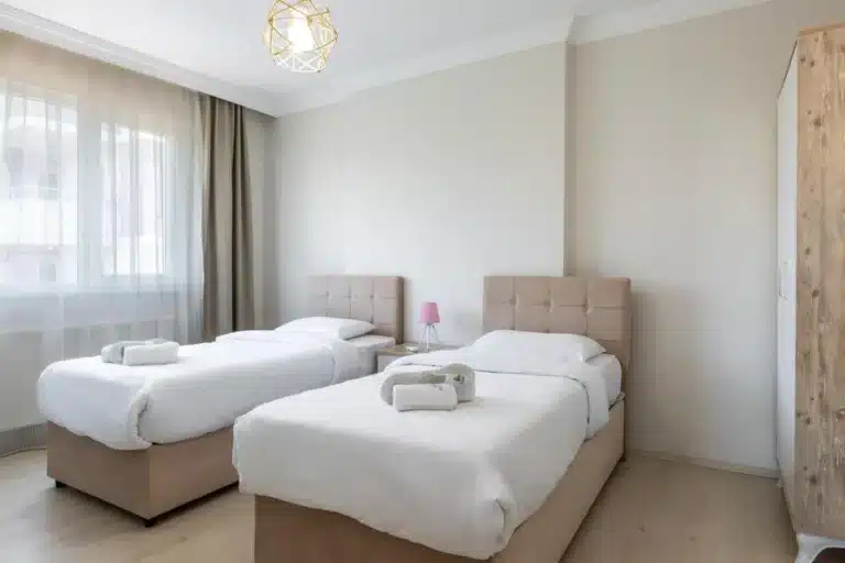 غرفة بسريرين منفصلين في Bikka Suite & Otel