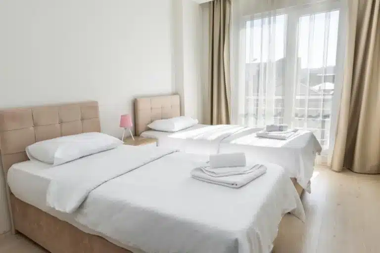 غرفة أخرى بسريرين بفندق Bikka Suite & Otel