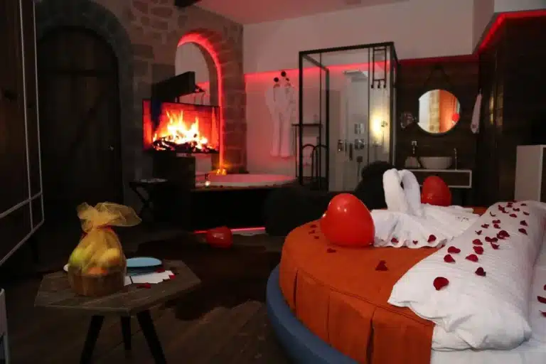 غرفة مميزة بإضاءة دافئة في Cephanelik Hotel