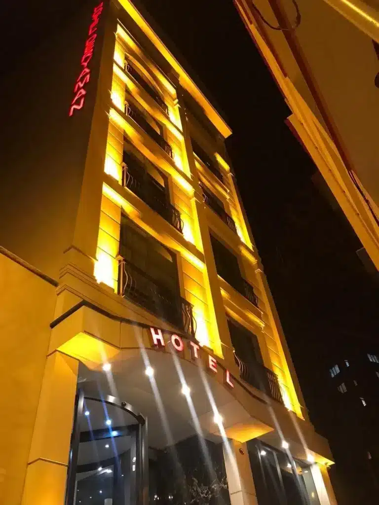 واجهة فندق دريامان ليلًا
