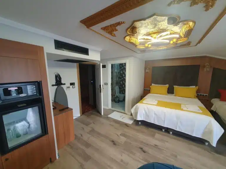 غرفة بسرير مزدوج في Dimora Gold Hotel