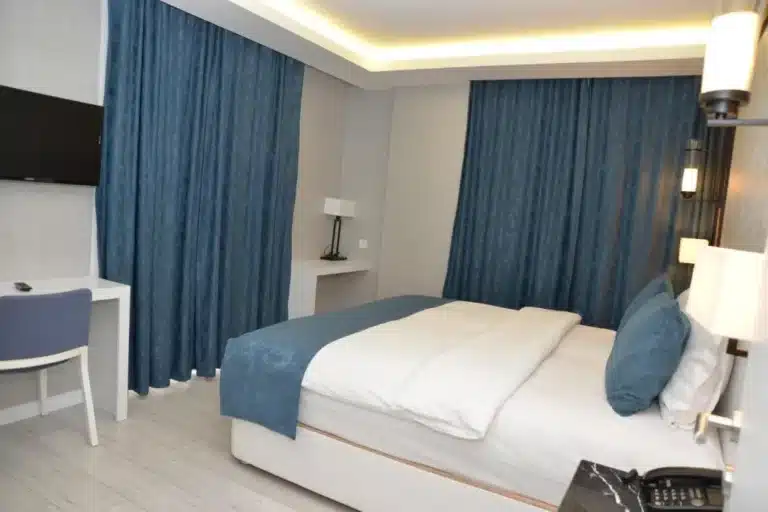 إحدى غرف فندق غاردينيا سويت