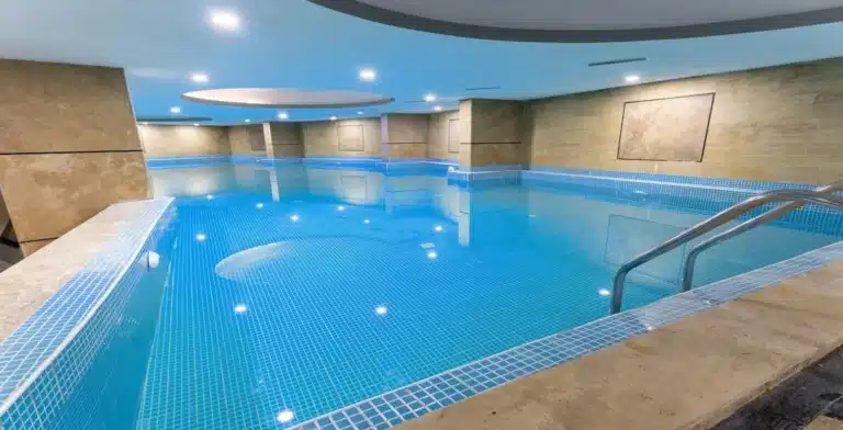 مسبح داخلي بفندق كوناق بارك كاشوستو
