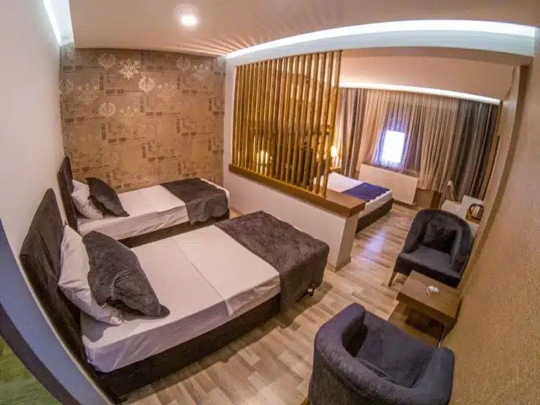 غرفة مع جلسة في فندق New Akçaabat Hotel