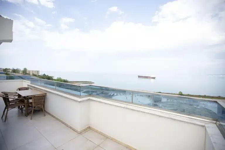 شرفة مع إطلالة بحر بفندق رويال لايف