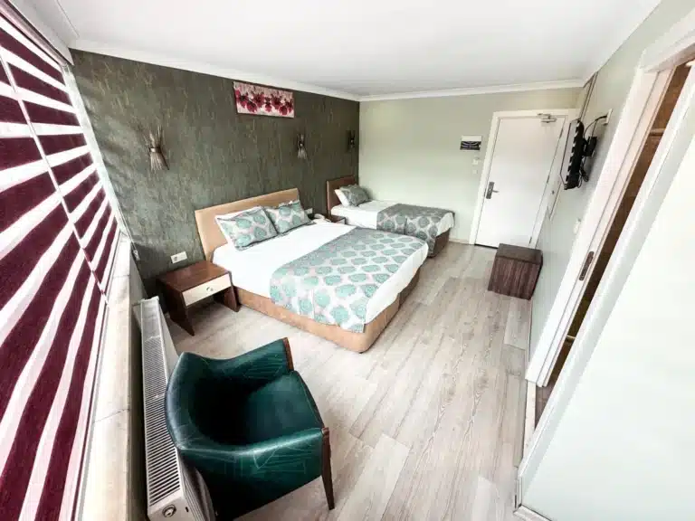 فندق ساغير أوغلو طرابزون Sağıroğlu Otel | الغرف قرب الميدان — صورة 4 من غرف الفندق أو مرافقه