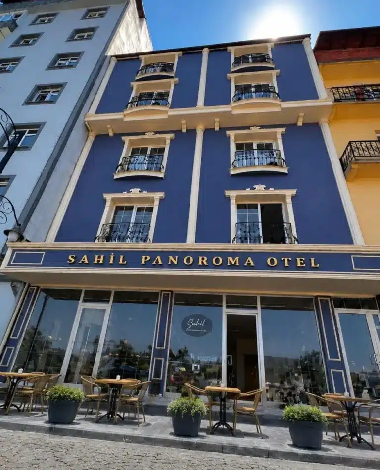 واجهة مبنى فندق ساحل بوتيك يومرا المعروف باسم SAHiL HOTEL