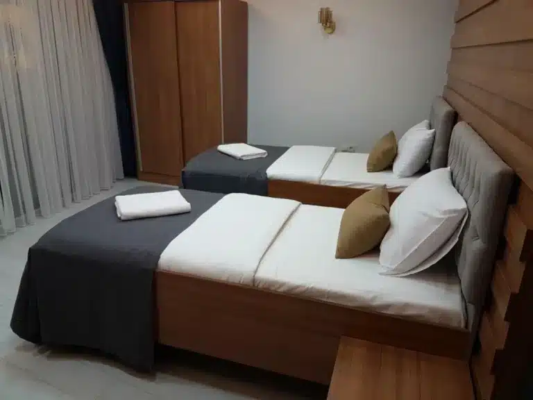 غرفة بسرير مزدوج بفندق فيرا سويت
